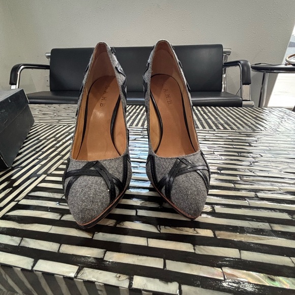 Authentic L.A.M.B. Women's Gray Peep Toe Heels-Retails $295 - Picture 2 of 9